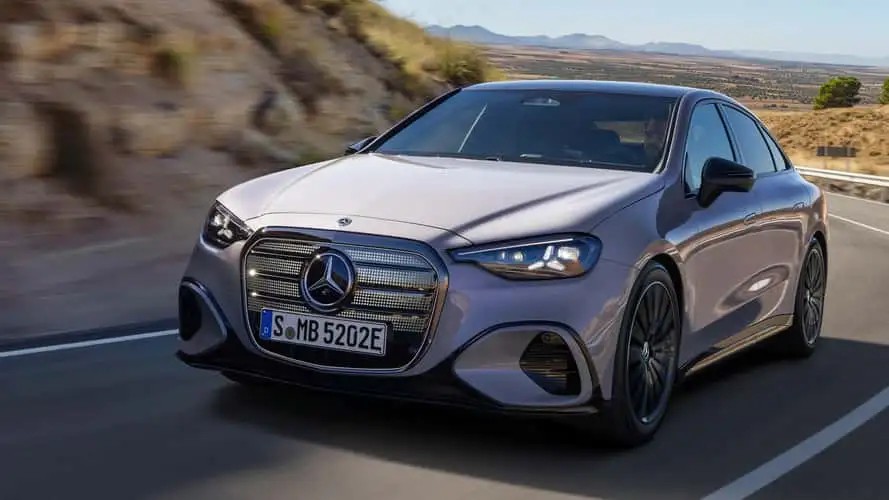 Mercedes-Benz Classe C 2027: elétrico, com design cupê e tela MBUX de 39,1 polegadas