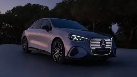 Mercedes-Benz Classe C 2027: elétrico, com design cupê e tela MBUX de 39,1 polegadas